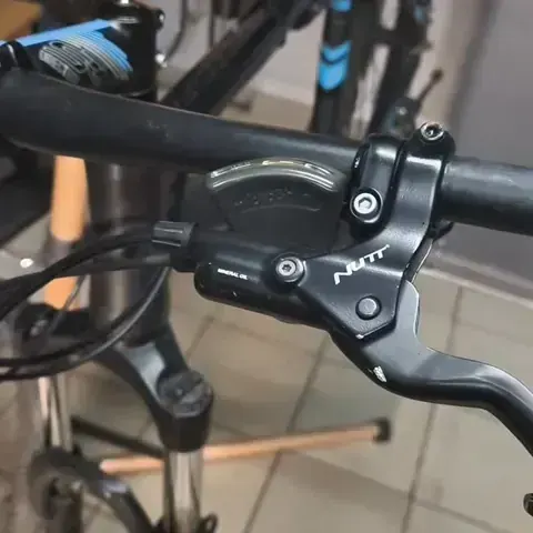 CraftBike в Instagram: Будни мастерской: трещины на раме и потекшие тормоза NUTT

В кадре снова оранжевый байк. На раме …